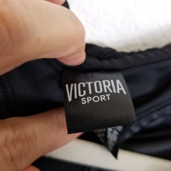 ⭐️SALE⭐️VICTORIA SPORT SMALL CROP SLEEVELESS BLACK HOODIE - Picture 4 of 9